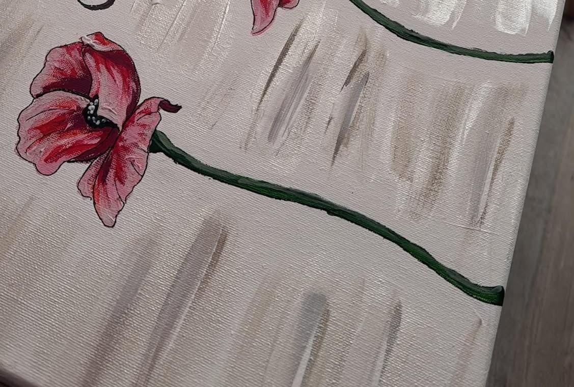 Détail d'une toile peinte : un coquelicot rouge et sa longue tige verte