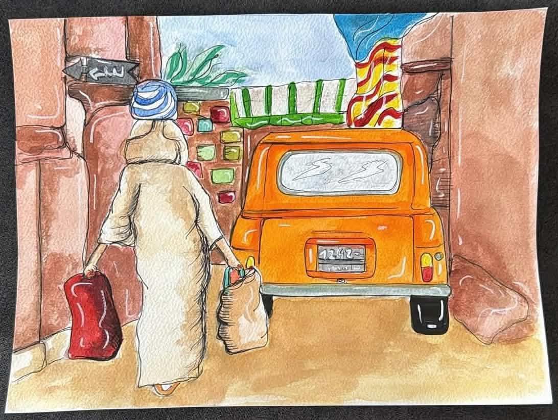 Aquarelle d'une ruelle aux murs ocre : un homme en djellaba et turban bleu, chargé de sacs, marche vers une Renault 4 orange garée
